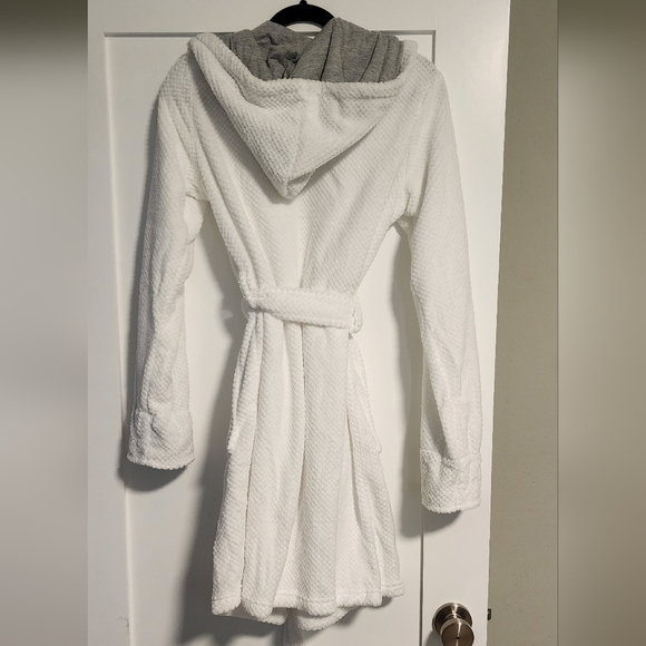Cotton On BODY White Plush Robe - Picture 7 of 12